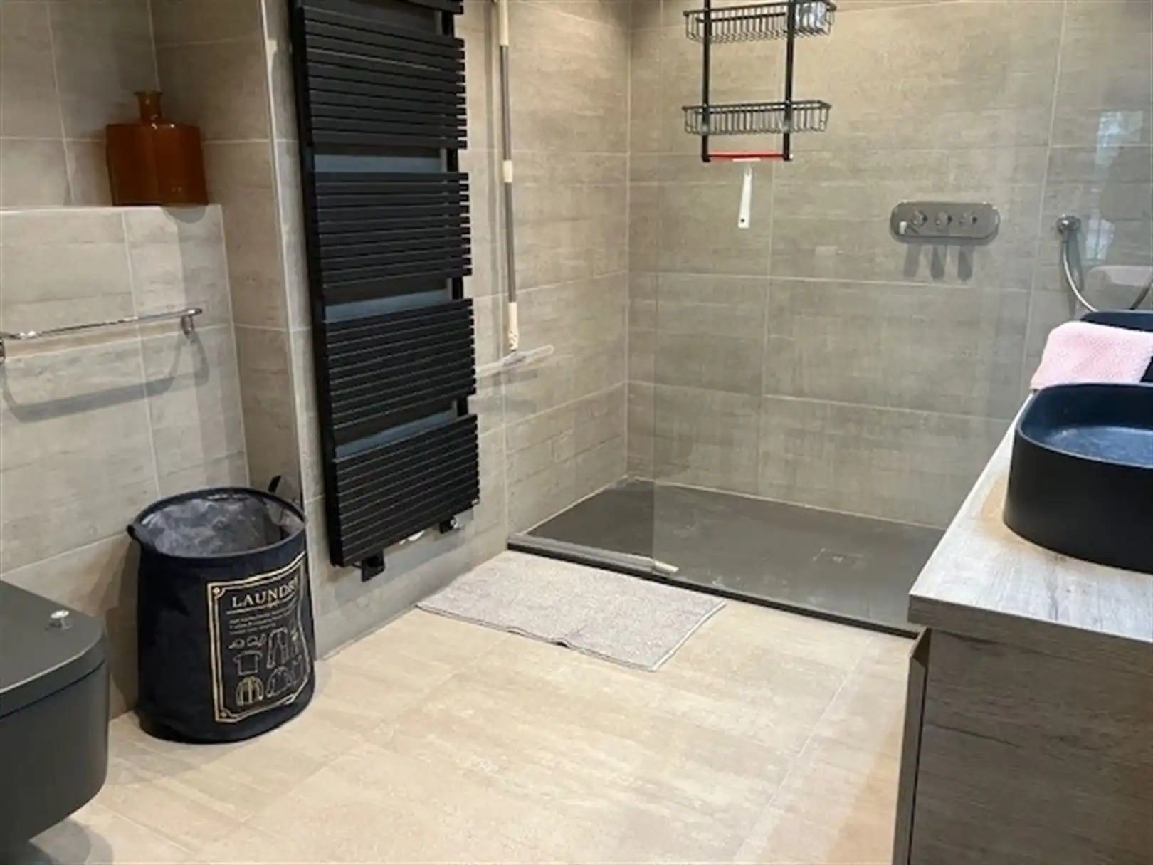 Luxueus gemeubeld 3-slaapkamerappartement met garage foto 10