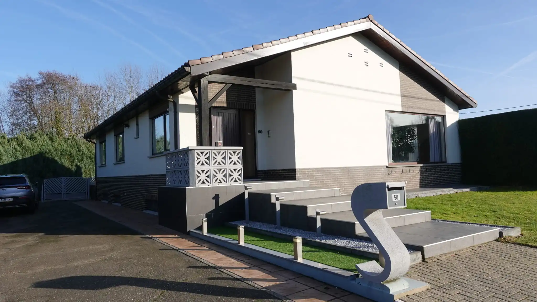 Ruime woning met veel lichtinval, volledig onderkelderd en prachtige tuin foto 2