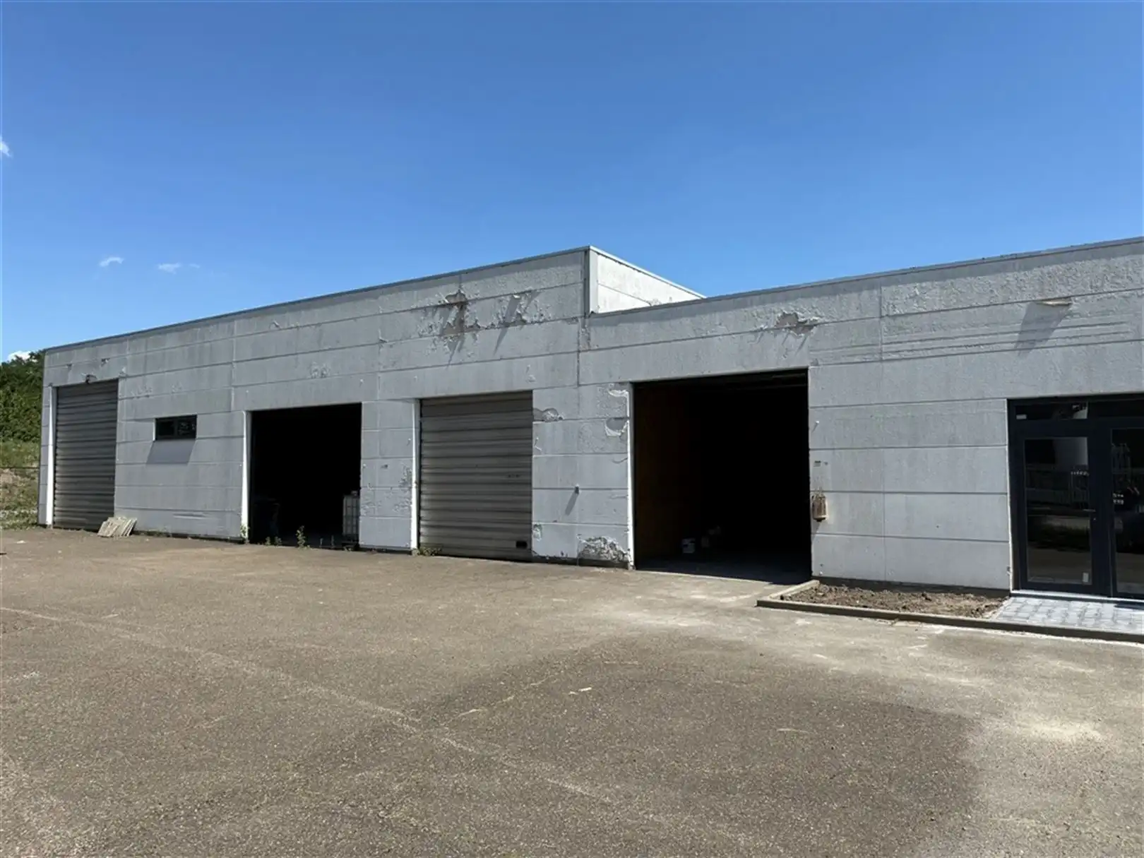 Hedendaags kantoorgebouw met magazijn foto 16