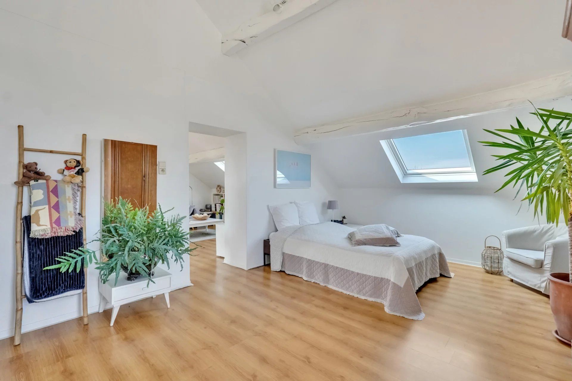 Karaktervolle woning met zwembad en ingerichte leefzolder foto 24