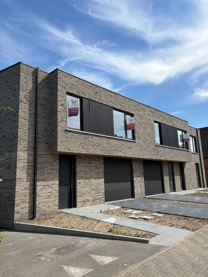 Moderne halfopen woning met 3 slpk, garage en tuin foto {{pictureIndex}}