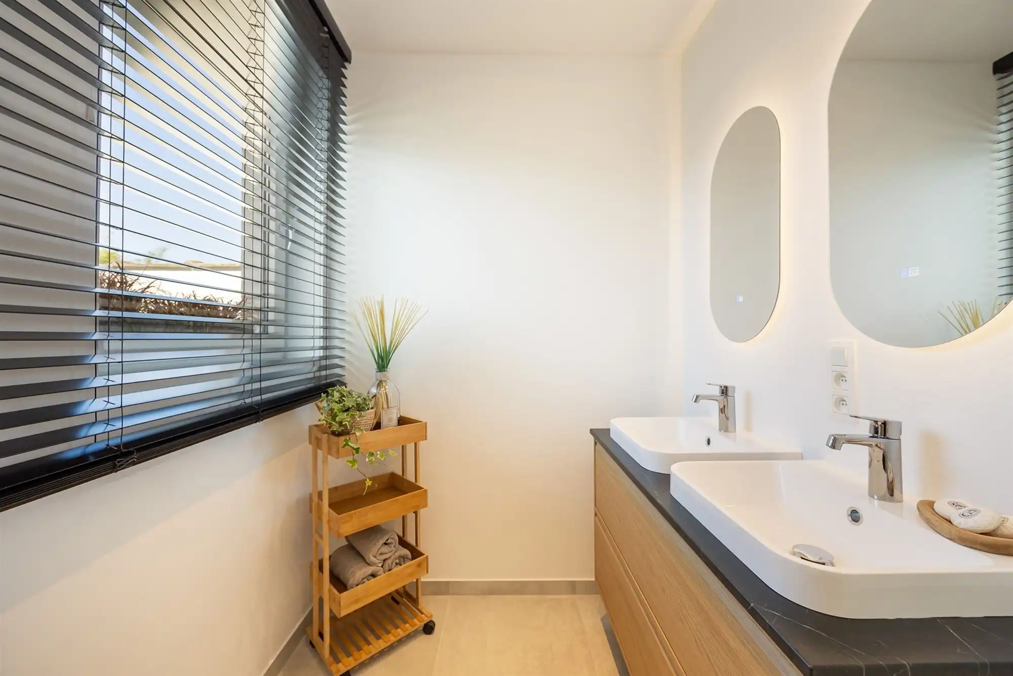 Volledig gerenoveerde woning met 3 slpkmrs en stadskoer foto 25