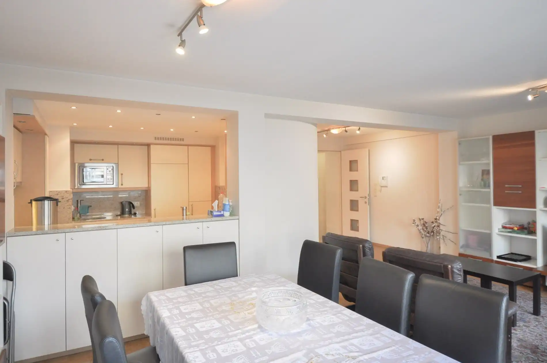 Lichtrijk appartement met een ruim zuidwest gericht terras gelegen nabij het commercieel centrum en het strand. foto 4