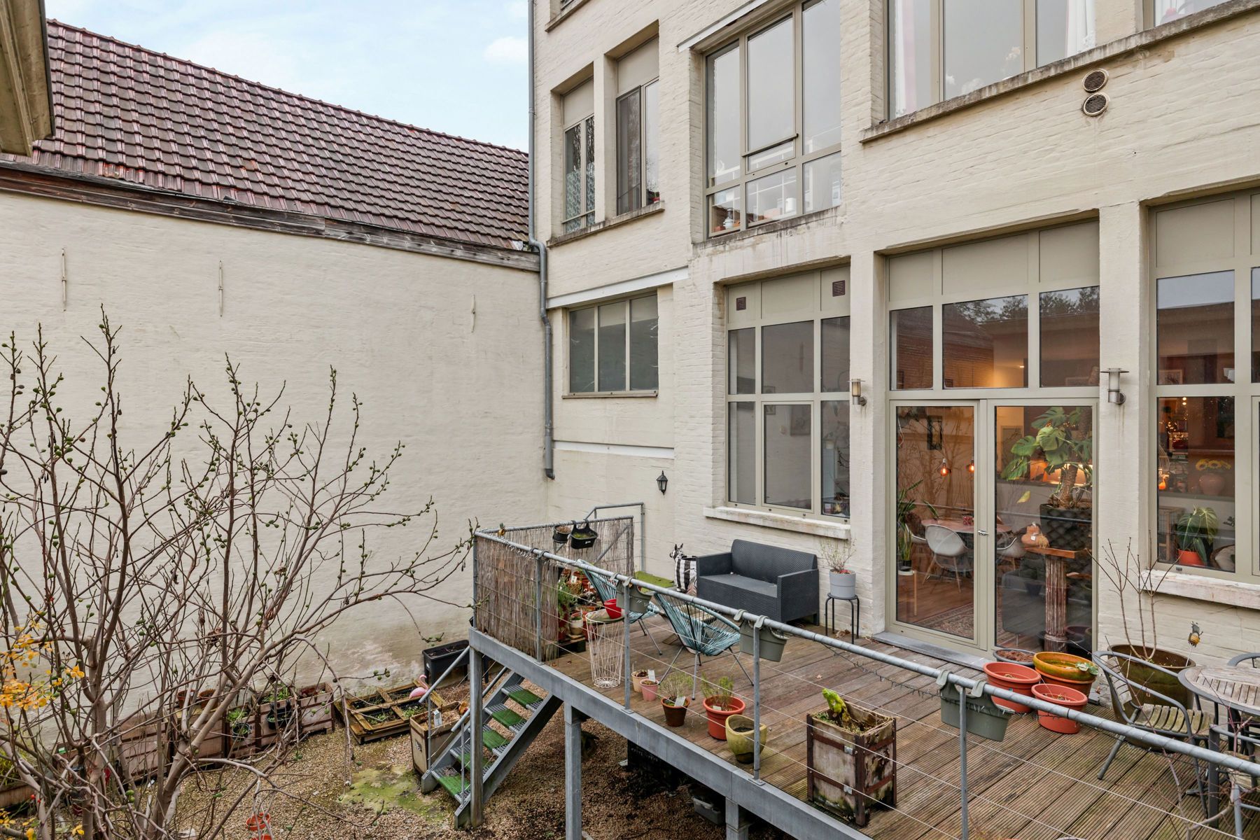 Uniek appartement/studio met terras, tuin en bijgebouw foto 14