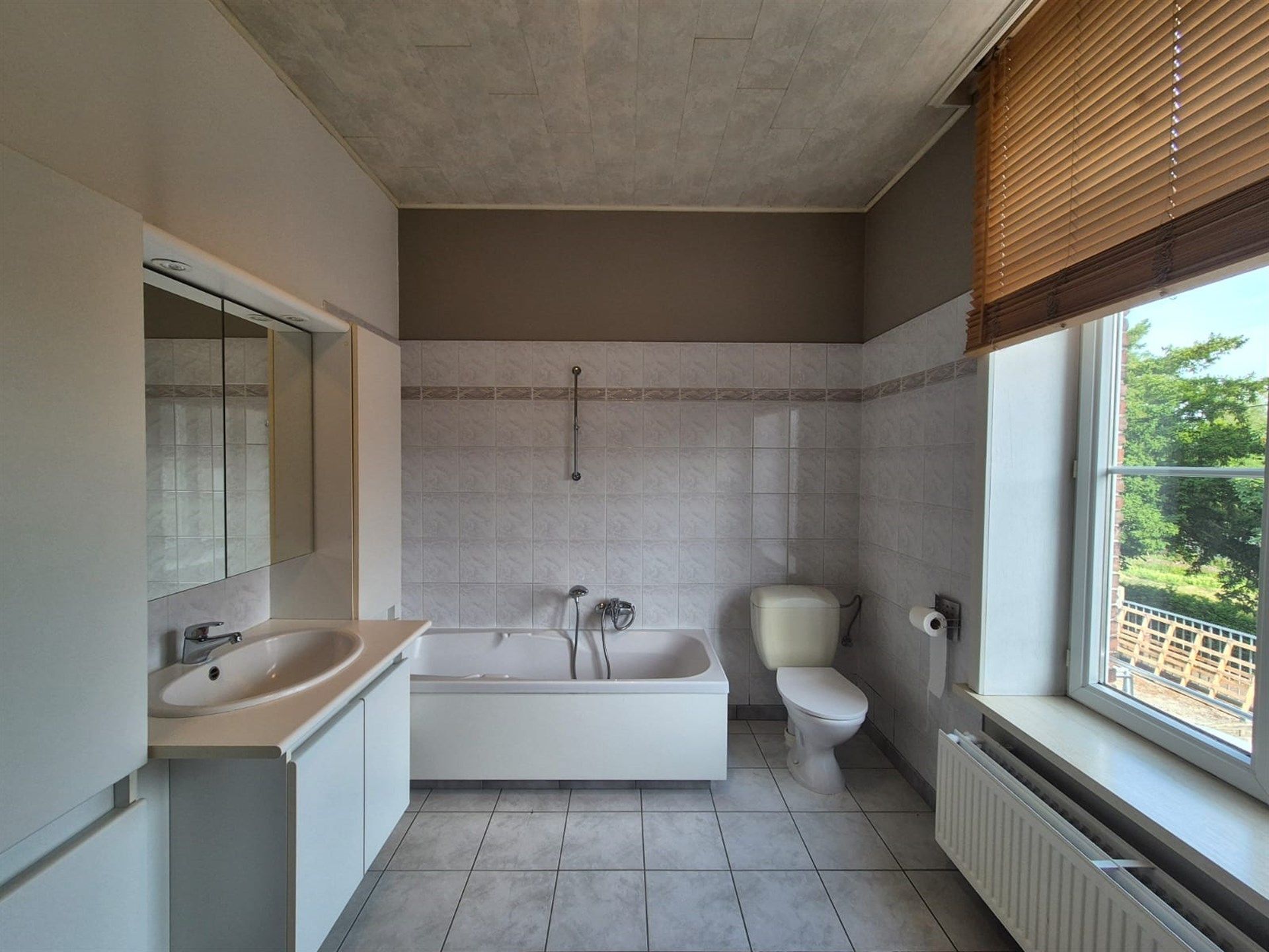 Zeer centraal en rustig gelegen, zeer ruim duplexappartement op de eerste verdieping met privéparking voor 2 wagens. foto 21