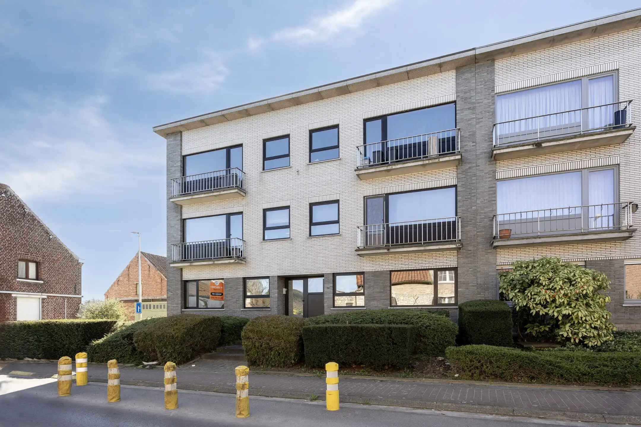 Gelijkvloerse, gerenoveerde kantoorruimte met aparte bureaus foto {{pictureIndex}}