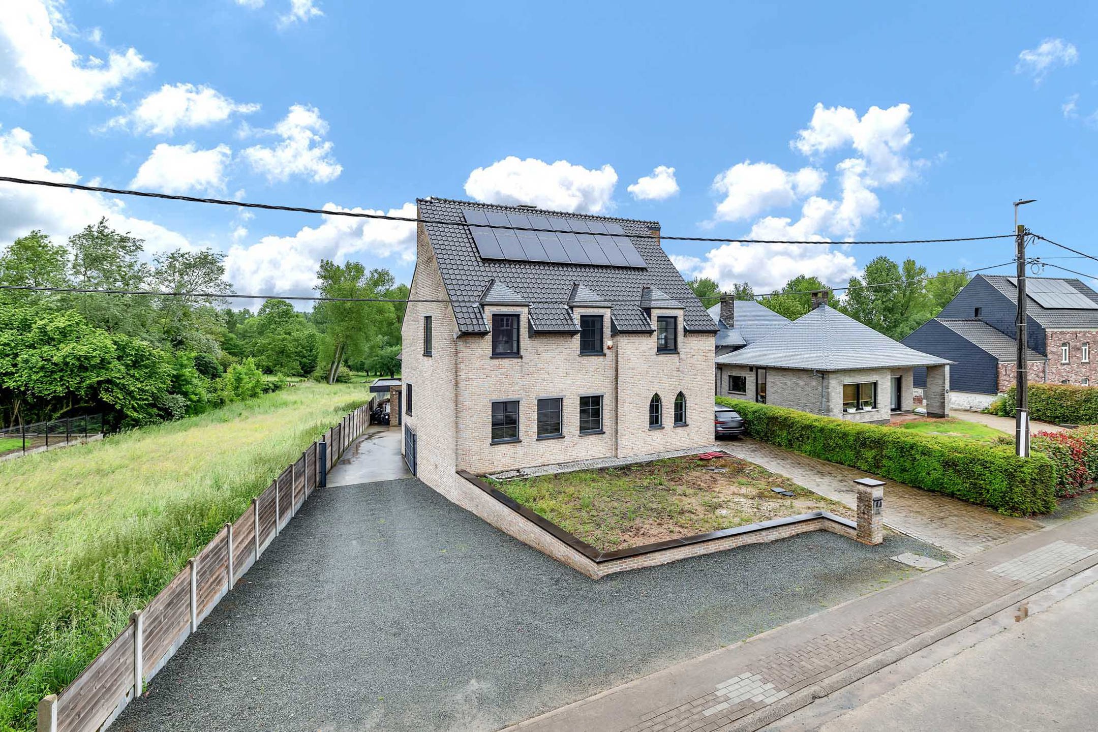 Kwalitatieve, solide woning met prachtig zicht foto 51