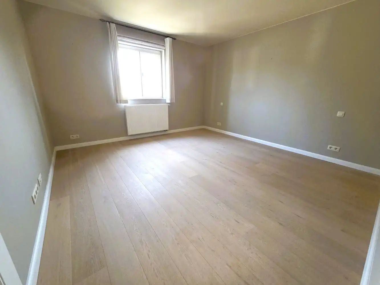 Prachtige villa woning, 5 slaapkamers, 2 badkamers in een zeer rustige straat gelegen foto 15