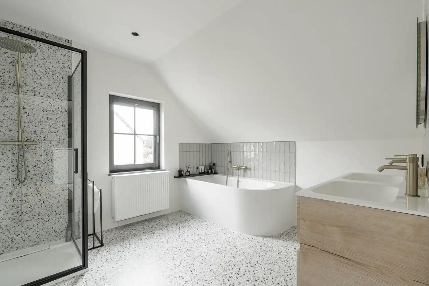 Prachtige villa te koop in Lommel - 4 slaapkamers, 2 badkamers, garage en ruime tuin op 566 m², volledig gerenoveerd in 2025! foto 38