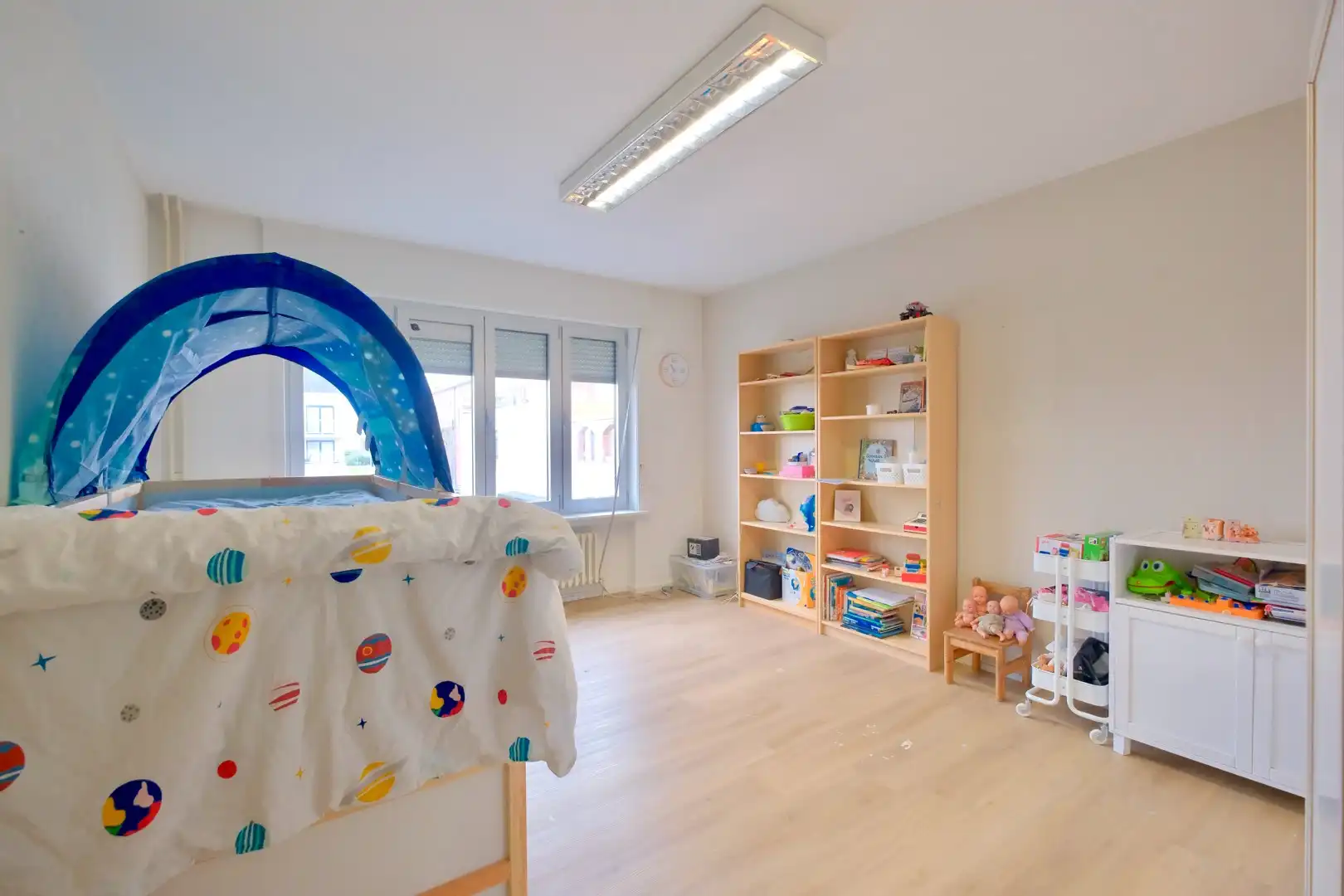 LICHTERVELDE - ZEER RUIM APPARTEMENT MET 3 SLPKS + garagebox foto 7