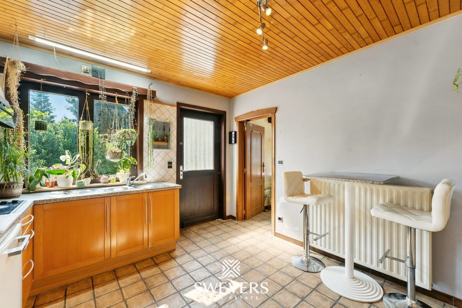 Ruime gezinswoning met zonnepanelen, kelder en zonnige tuin op topligging foto 11