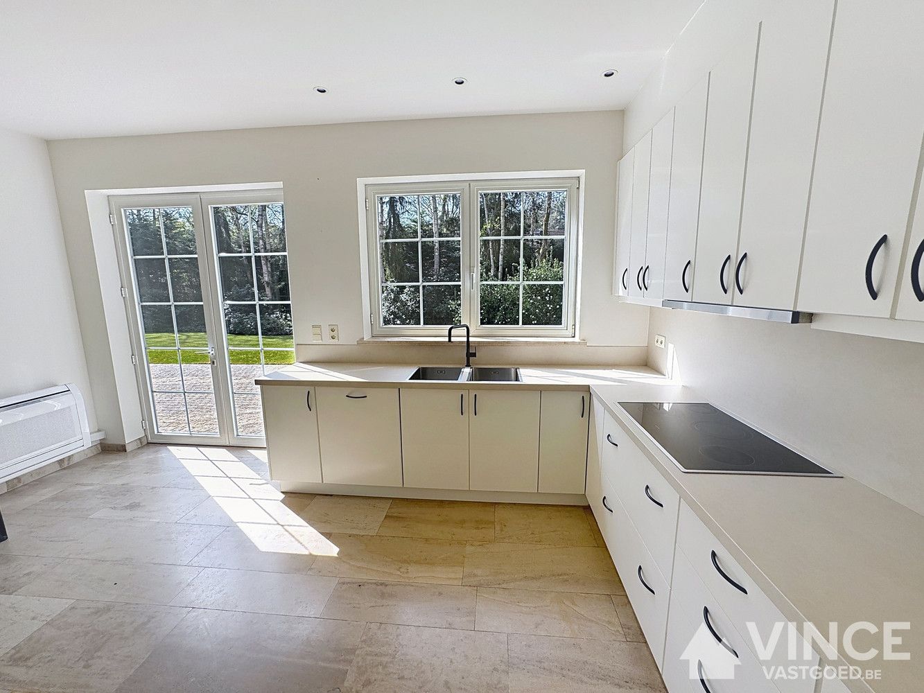 Prachtige villa in een rustige straat, omringd door groen foto 11
