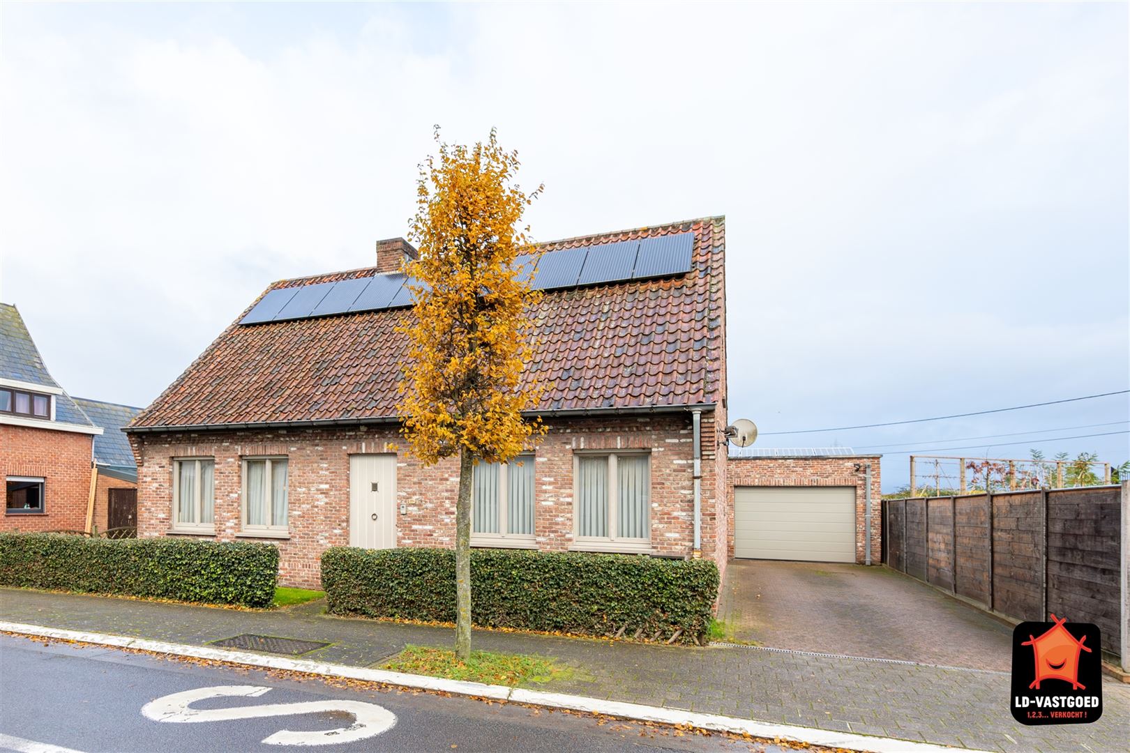 Goed gelegen woning met aparte garage foto 11