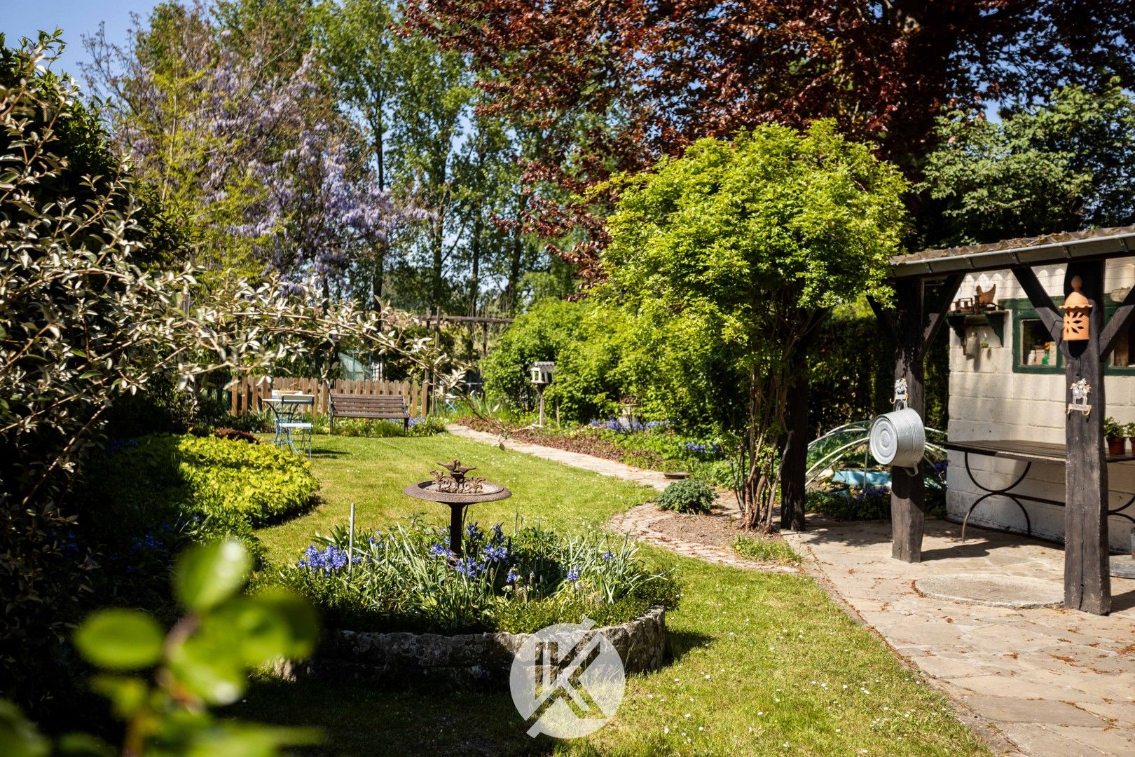 Woning op een ruim perceel met uitzicht op agrarisch gebied foto {{pictureIndex}}