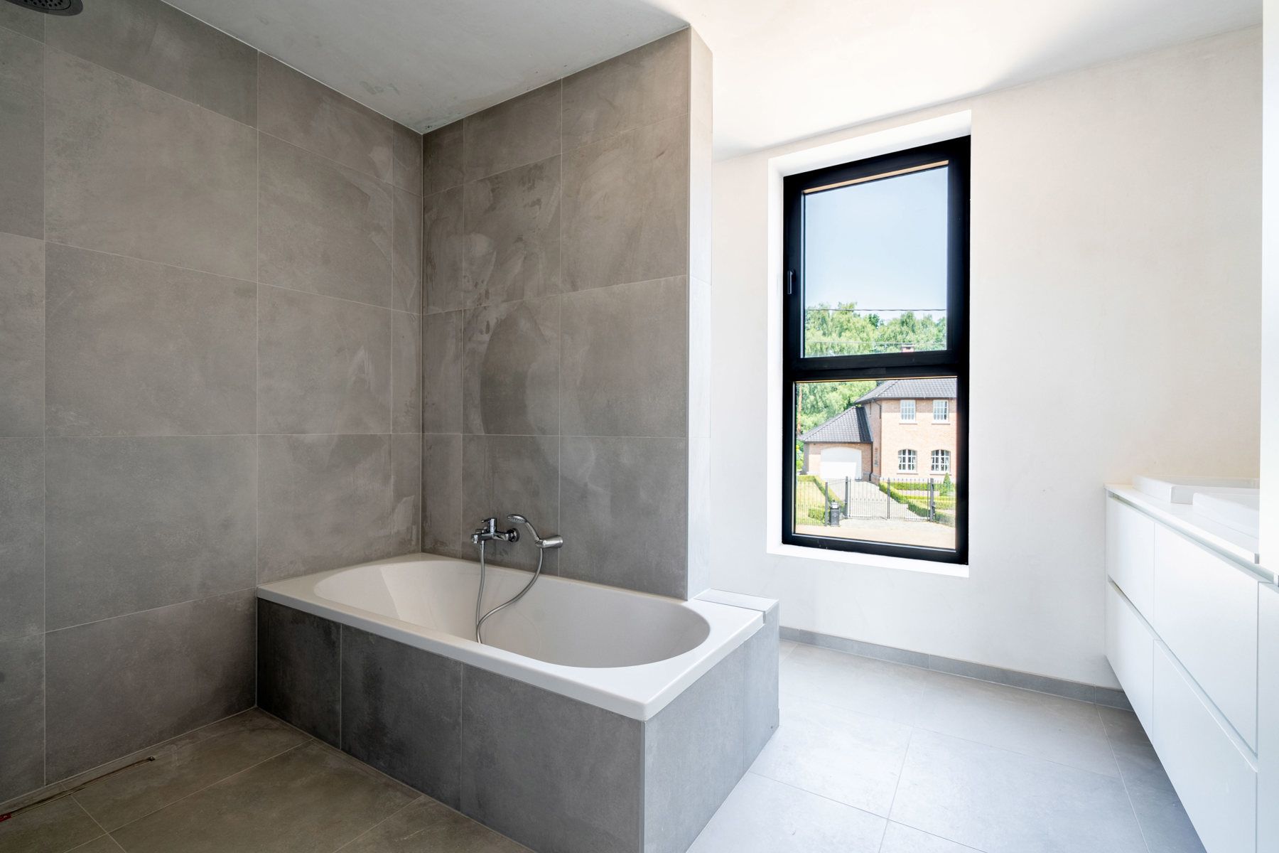 Prachtige nieuwbouwwoning in heel rustige straat te koop! foto 13
