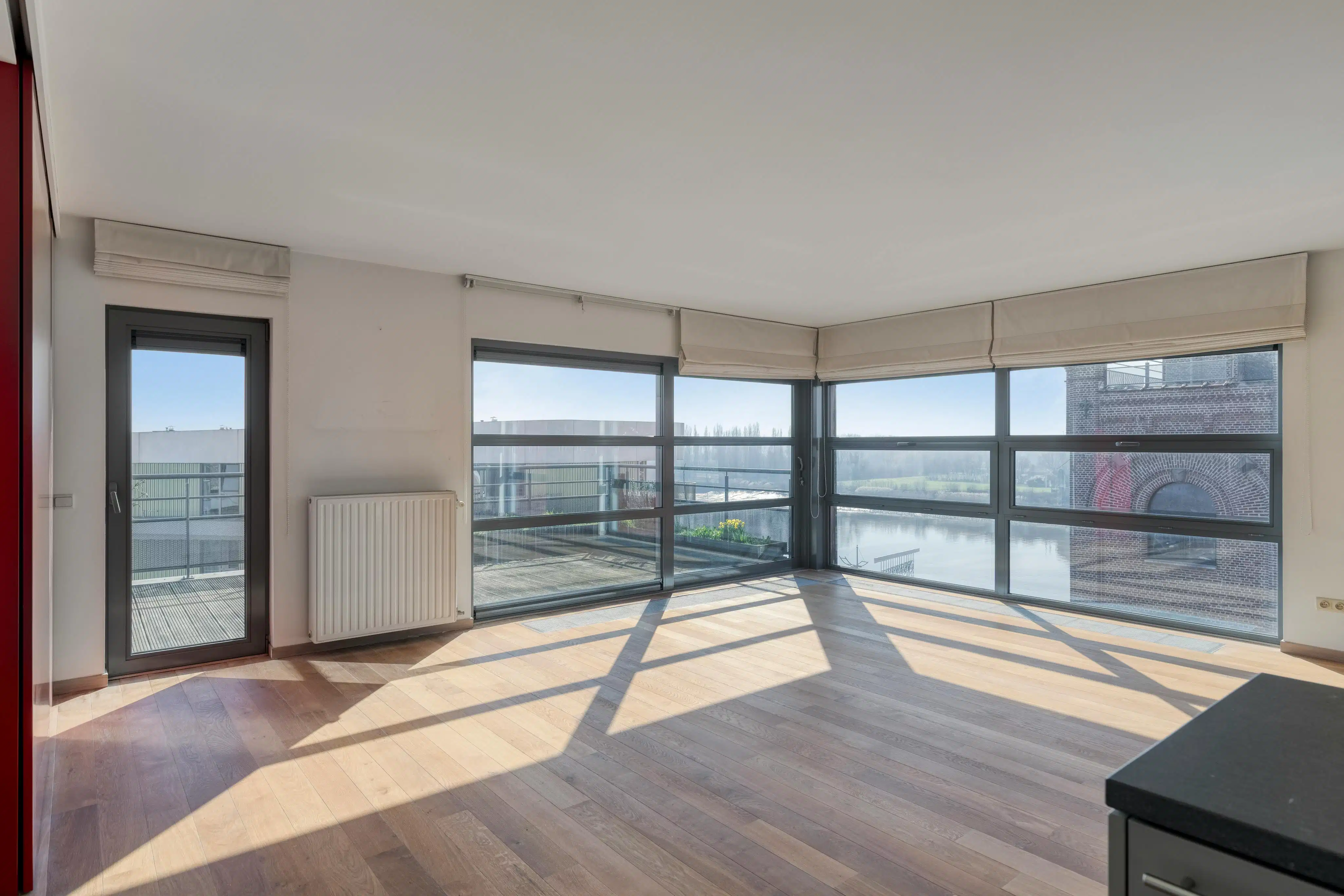 Instapklaar dakappartement met zicht op het water in Boom foto 4