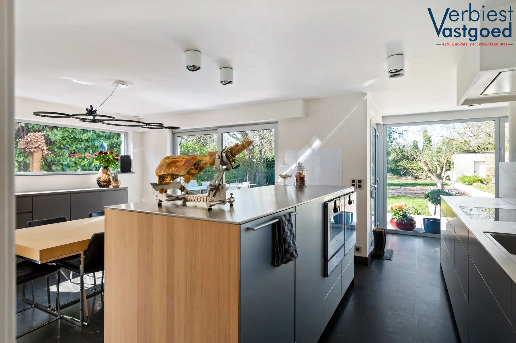 Exclusieve en lichtrijke villa met tuin op toplocatie foto 10