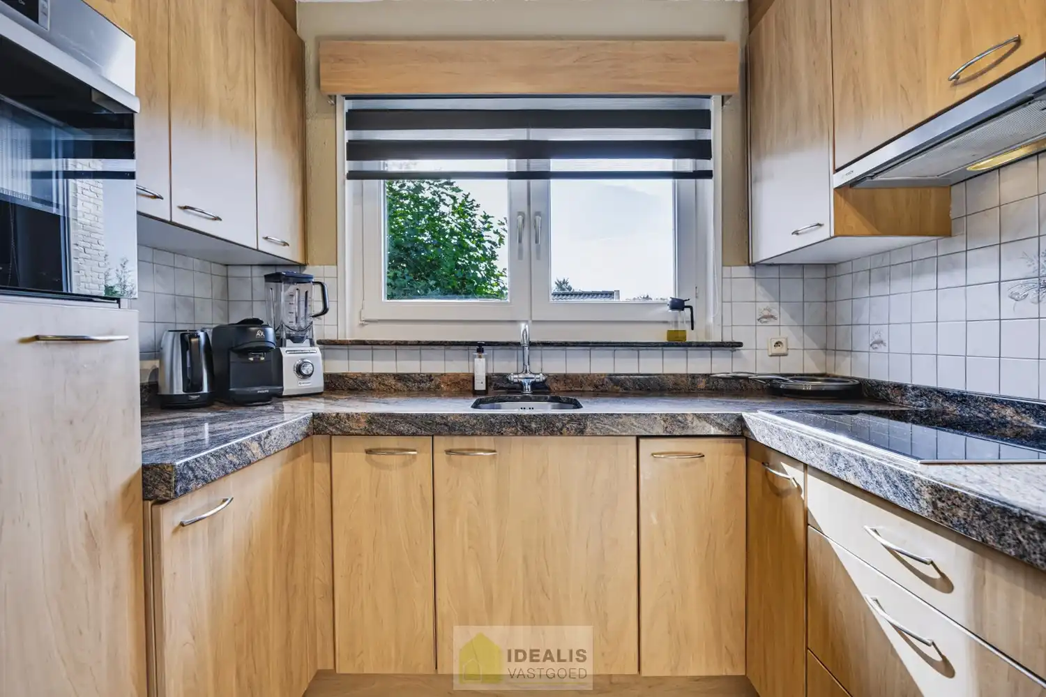 IDEALIS VASTGOED – EEN HUIS OM VERLIEFD OP TE WORDEN! DEZE PRACHTIGE INSTAPKLARE (LEVENSBESTENDIGE) VILLA MET EEN HEERLIJKE LICHTRIJKE LEEFRUIMTE VOORZIEN VAN EEN OPEN KEUKEN, 5 SLAAPKAMERS, 2 BADKAMERS, EEN PERFECT AANGELEGDE TUIN IN ALLE PRIVACY, UITGERUST MET EEN GOED VOORZIENE BUITENKEUKEN EN BIJGEBOUWEN INGERICHT VOOR WELLNESS (HOT TUB) EN BERGRUIMTE! EEN MUST VISIT VOOR ZIJ OP ZOEK NAAR MOOIE HUIZEN! foto 30