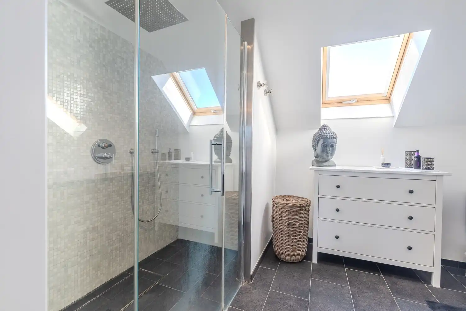 Stijlvolle, instapklare woning met vier slaapkamers, twee badkamers en verwarmd zwembad te koop in Lanaken foto 24