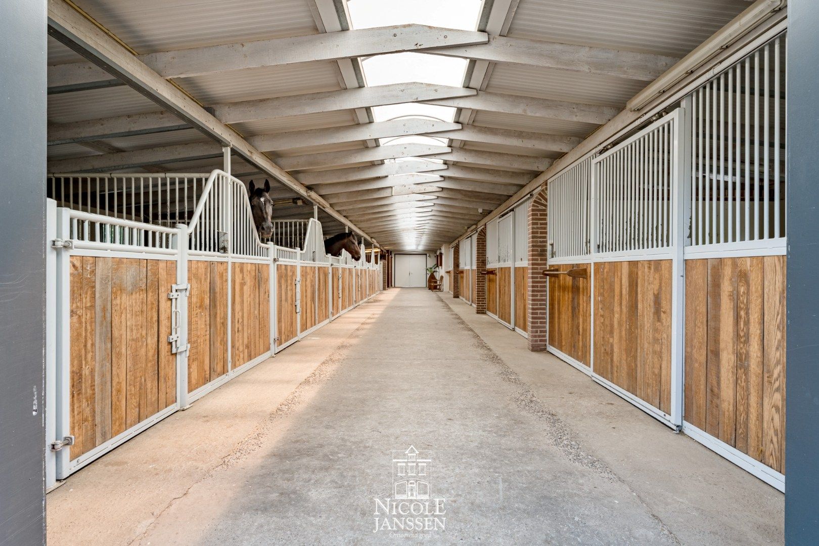 Riante woning met paardenstallen foto 24