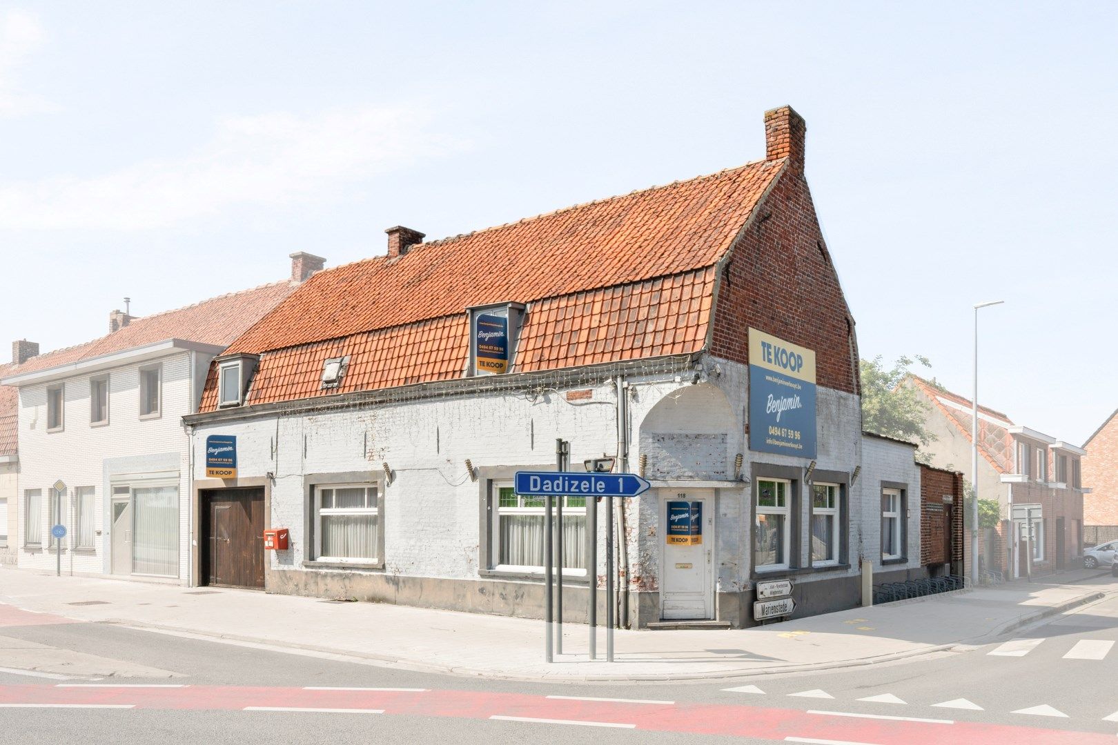 Te renoveren hoekwoning op strategische ligging foto {{pictureIndex}}