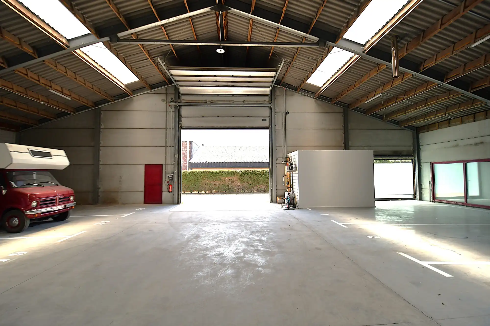 Loods (850m²) te koop in het industriepark SCHATTING te Zedelgem foto 4