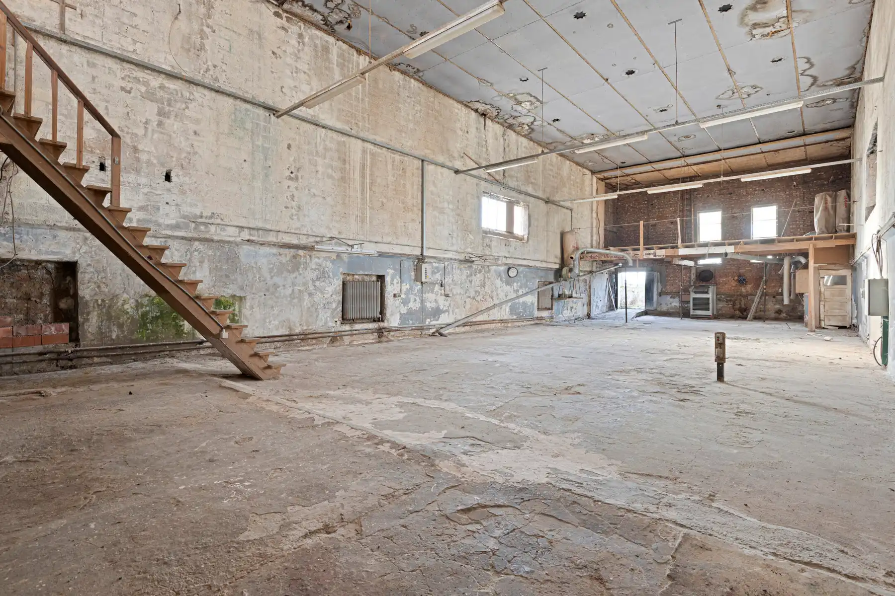 Magazijn van 433m² op een perceel van 621m² met oprit. foto 3