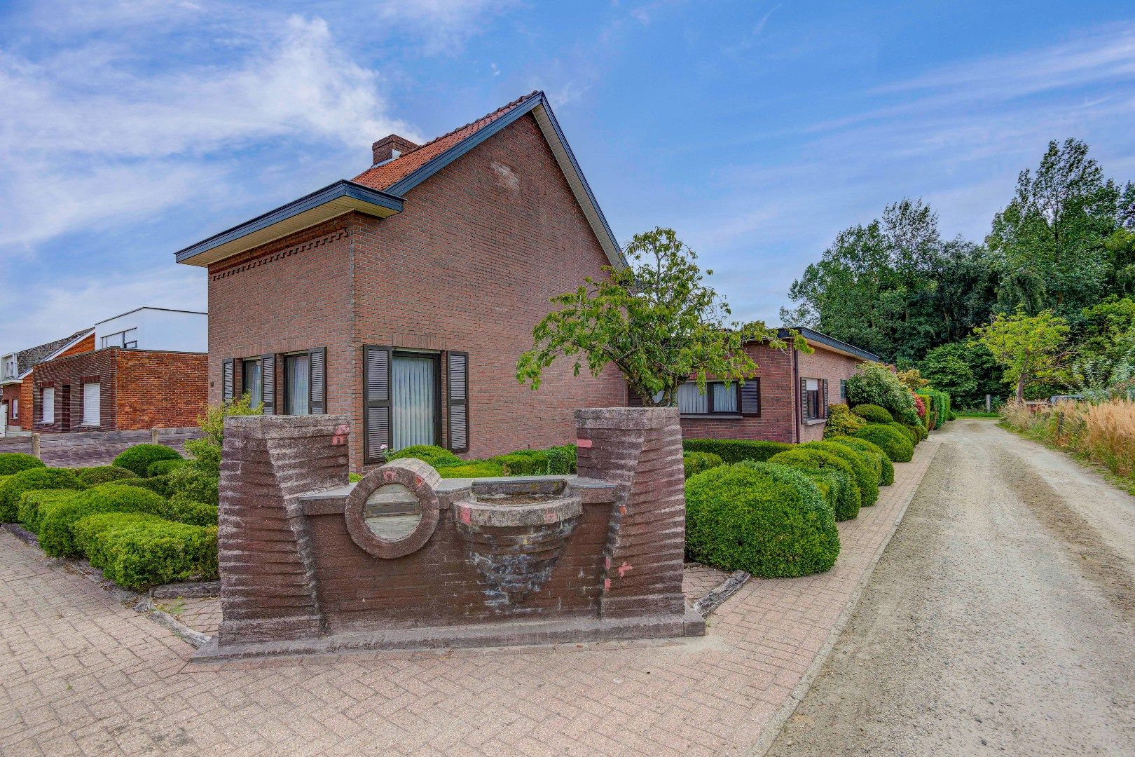 Hoofdfoto van de publicatie: Op te frissen open bebouwing op mooi stuk grond met groot magazijn