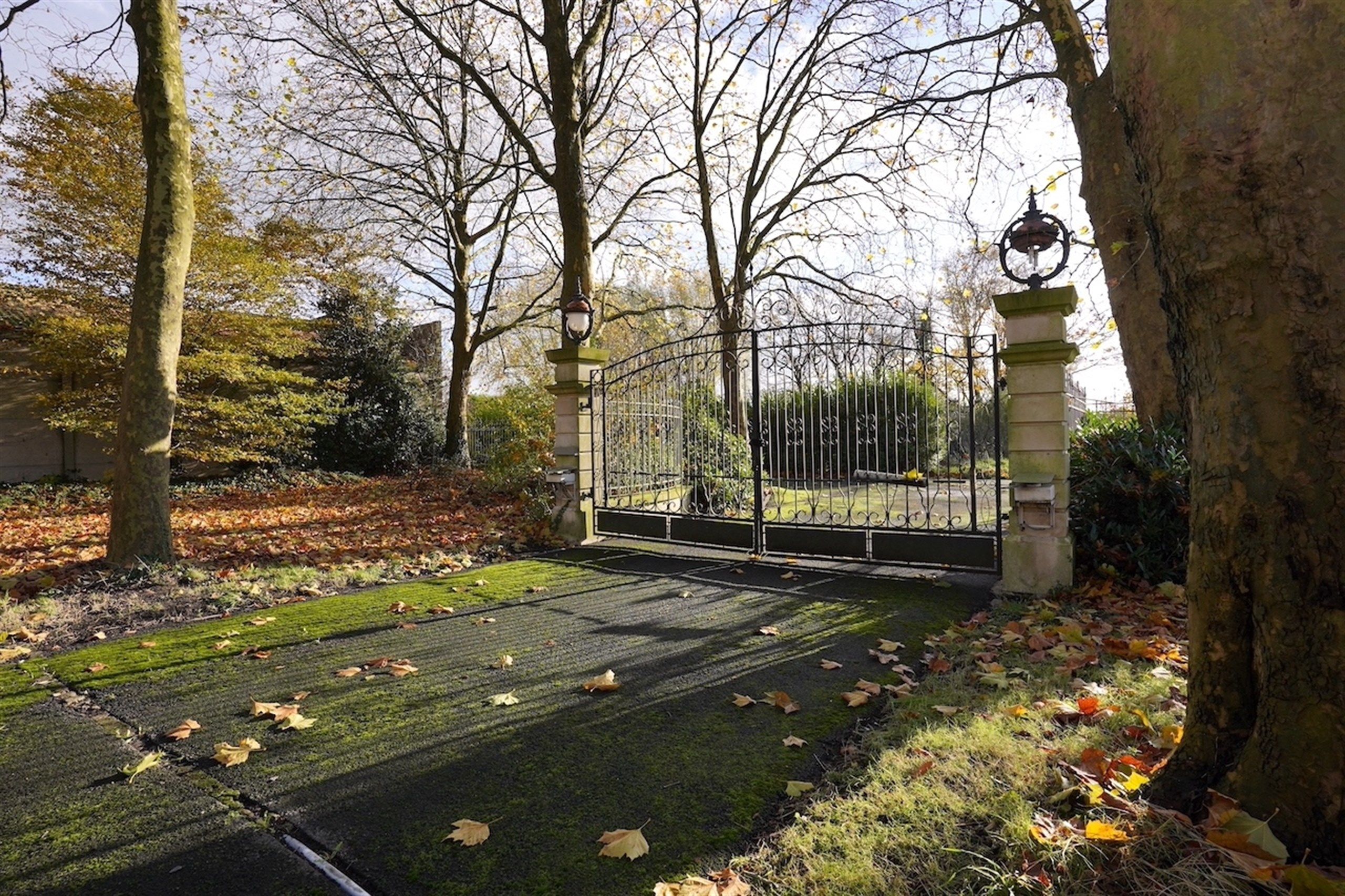 Majestueuze eigendom gelegen op een weelderig landgoed van ca. 1 ha! foto 4