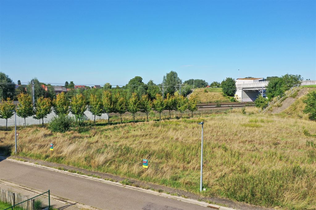 Bouwgrond in doodlopende straat! foto {{pictureIndex}}
