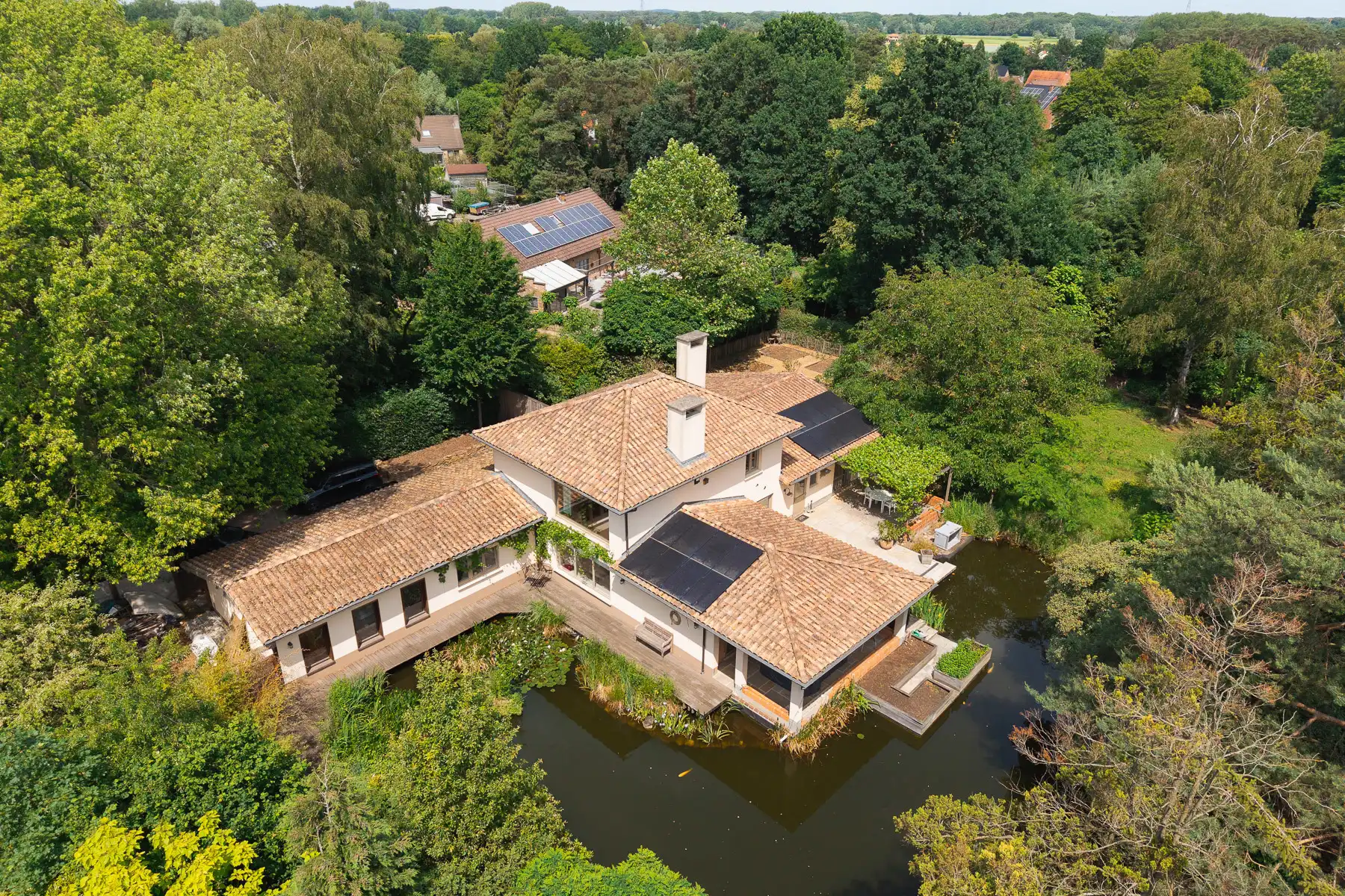 Gerenoveerde energiezuinige villa met adembenemende vijver foto {{pictureIndex}}