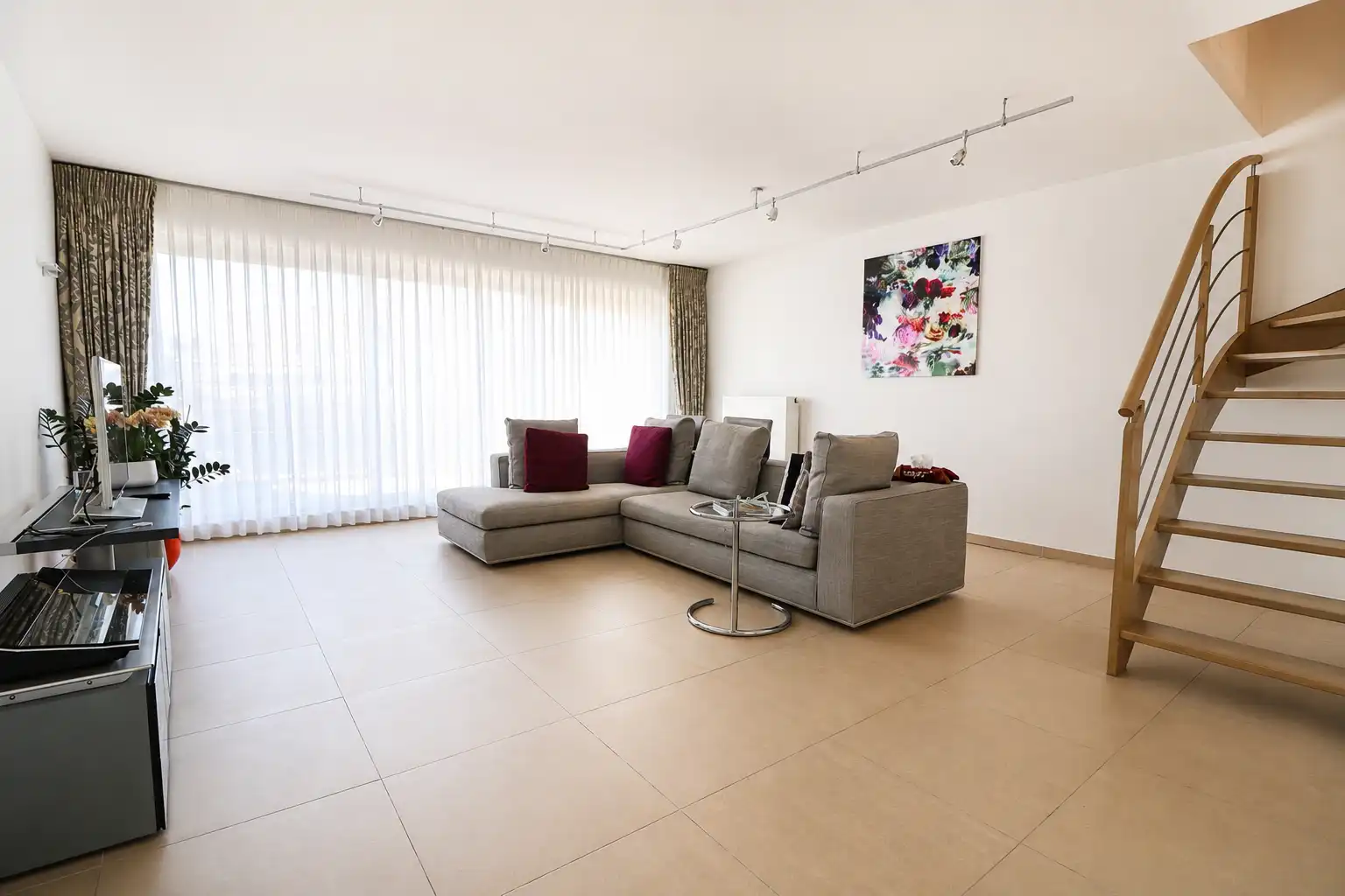 Instapklaar 2-slaapkamerappartement (112 m²) met 2 grote terrassen (11 m²), vlakbij station, winkelstraten en Zeedijk. foto 8