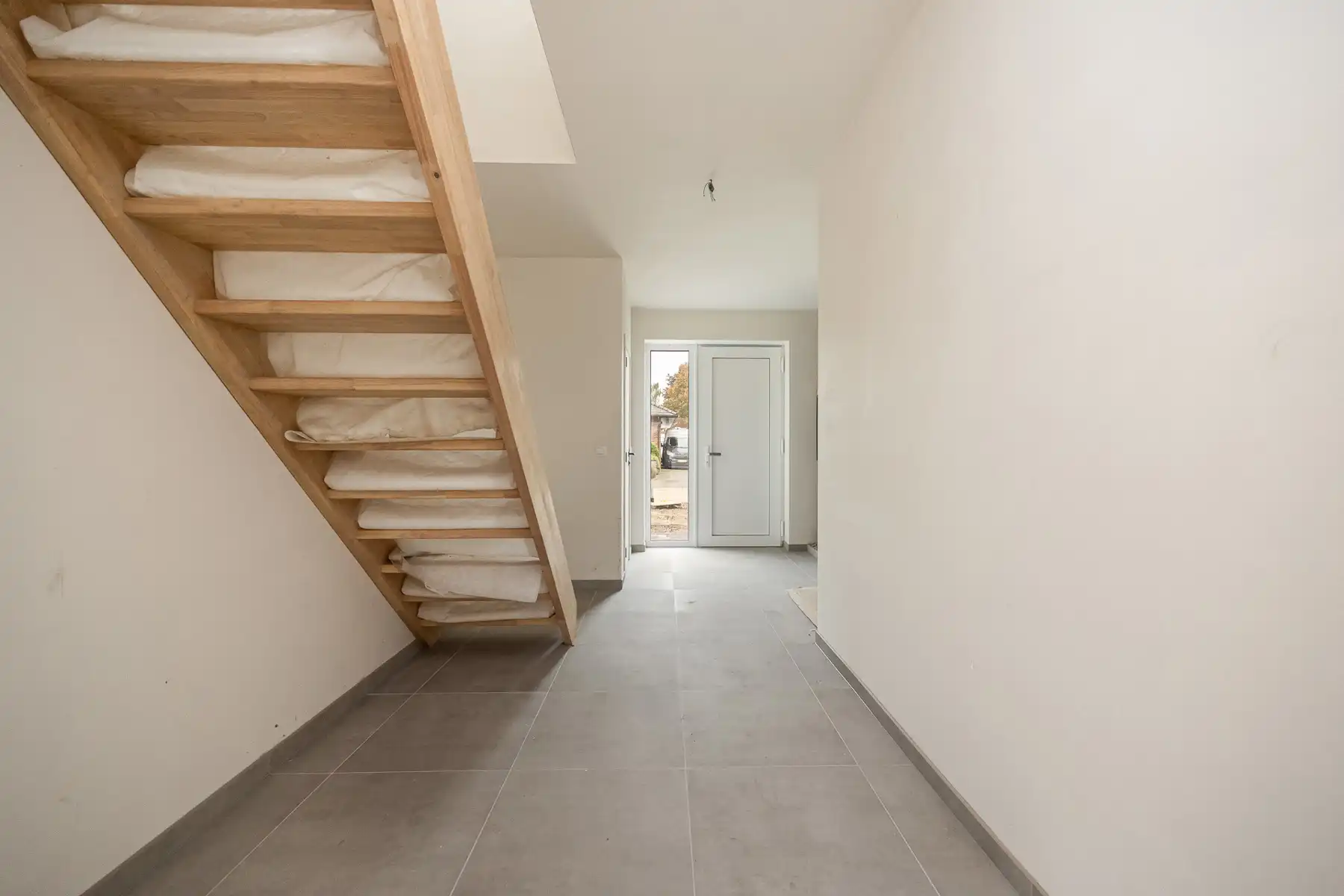 Halfopen woning met 3 slaapkamers en inpandige garage op perceel van ca 505 m² foto 2