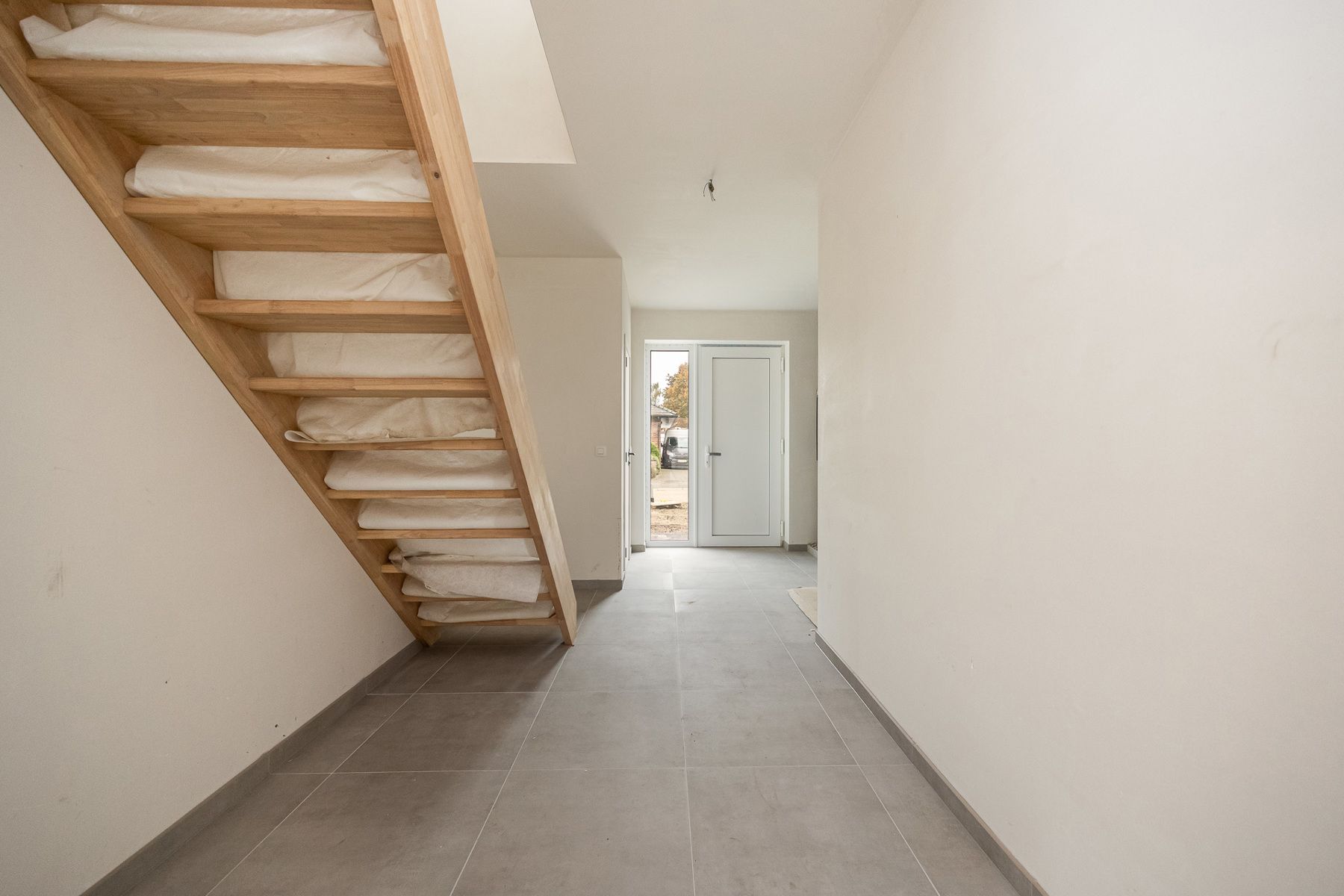 Halfopen woning met 3 slaapkamers en inpandige garage op perceel van ca 505 m² foto 2