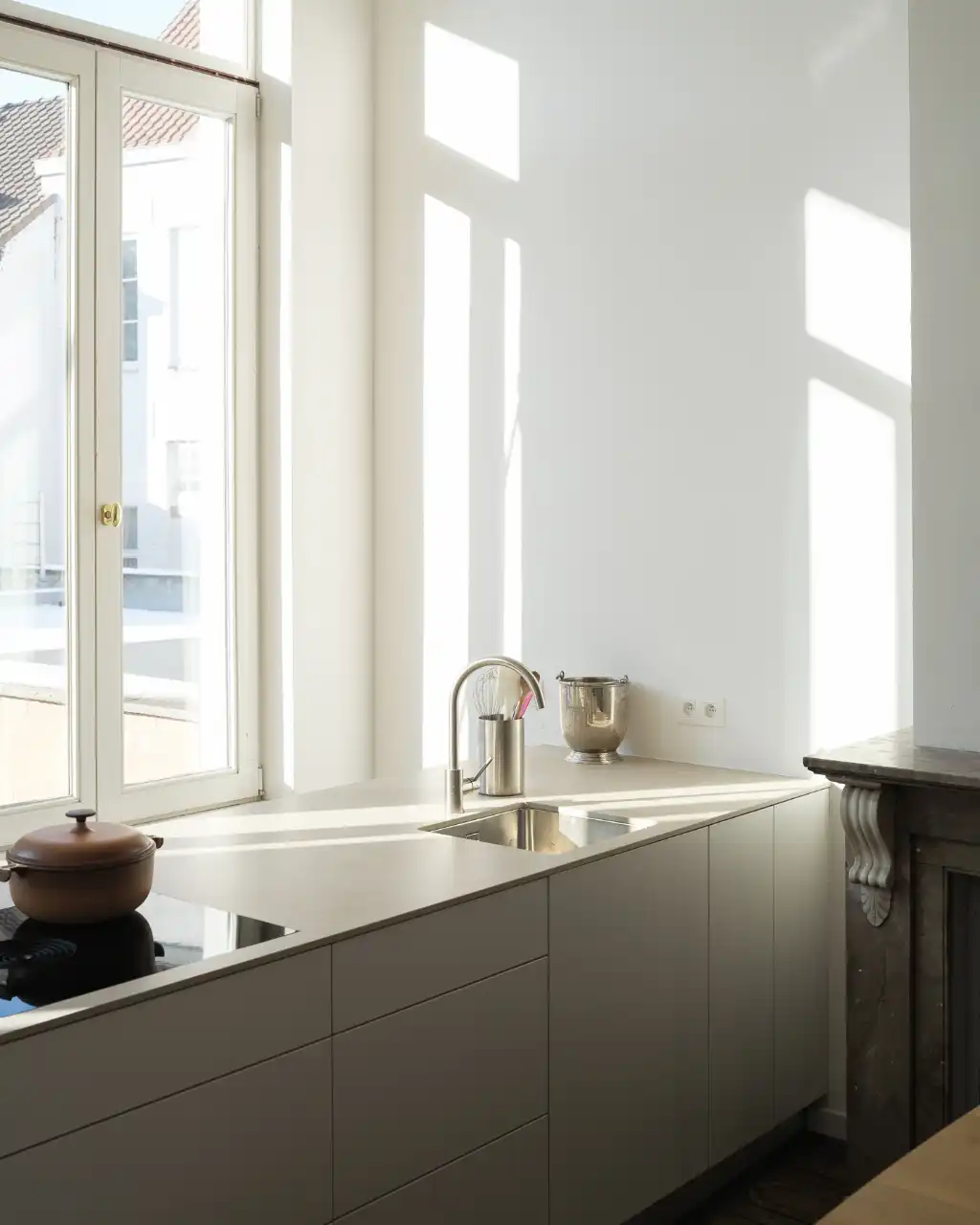 Gerenoveerd tweeslaapkamerappartement met zonnig terras in een voormalige herenwoning, nabij het historisch centrum van Gent. foto 6