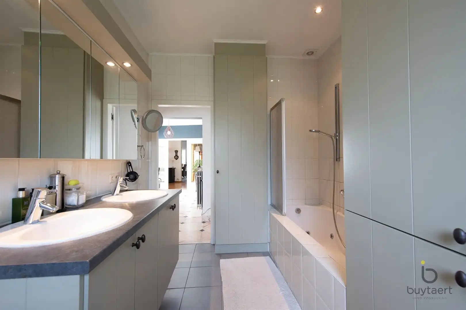 LICHTRIJK WONEN OP DE GRENS VAN SCHILDE EN ZOERSEL: OP TE FRISSEN SPLIT-LEVEL WONING MET TUIN EN ZWEMBAD. foto 17