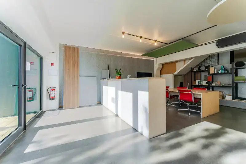 Instapklaar bedrijfsgebouw op strategische ligging te huur in Roeselare foto 4