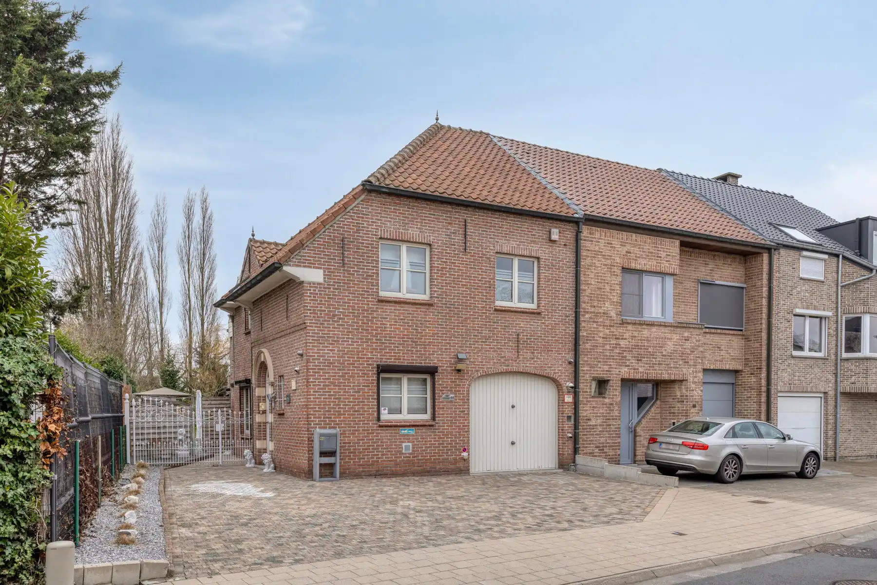 Halfopen met grote slaapkamers en zuidgerichte tuin foto {{pictureIndex}}