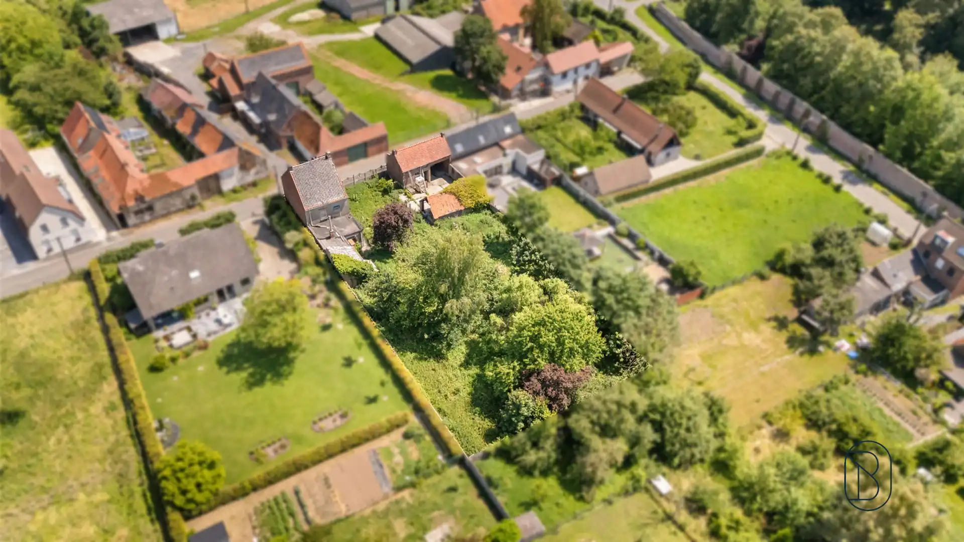 Totaal te renoveren woning met bijgebouwen op 1570m2 foto 27