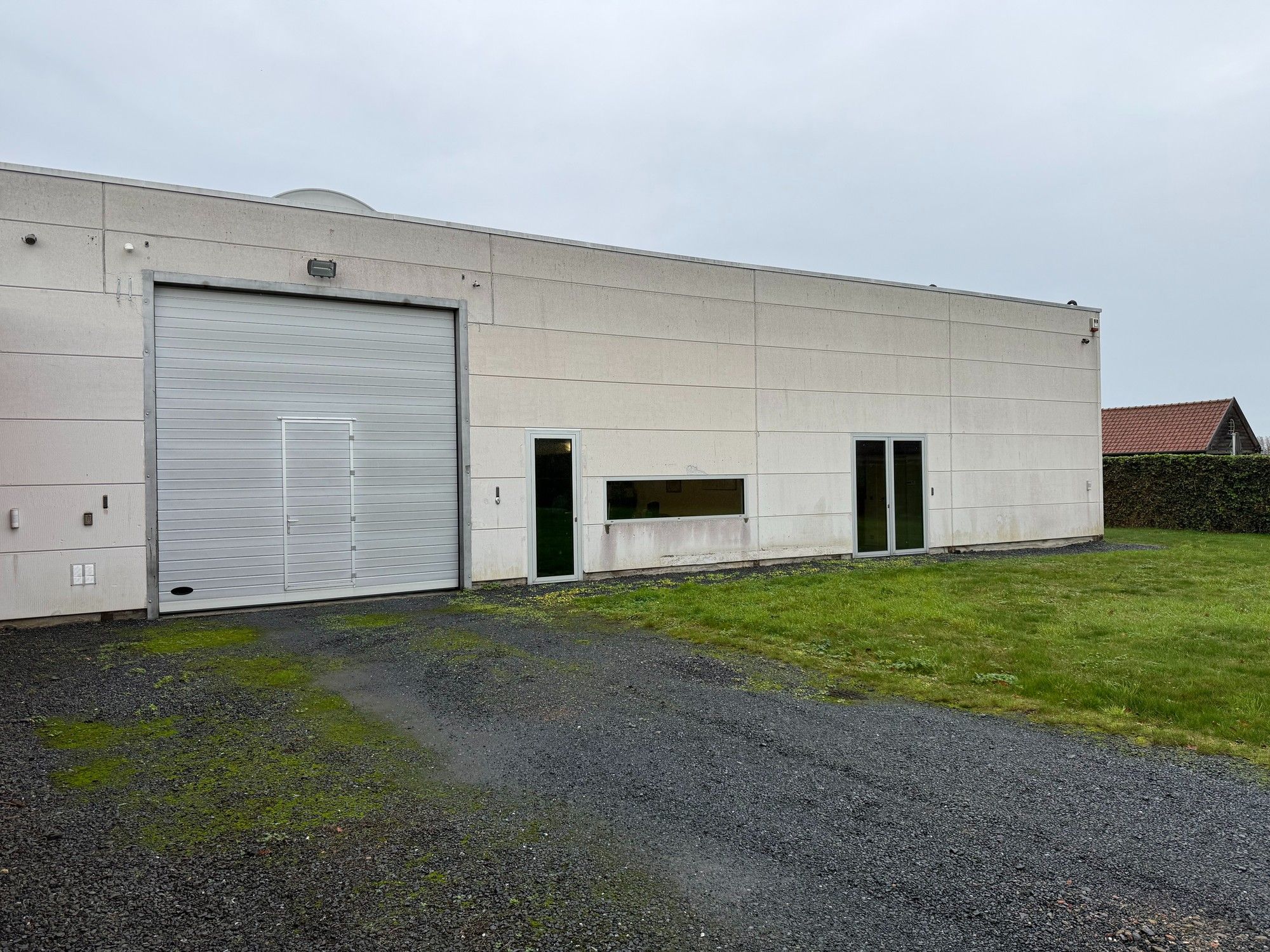 Vlot toegankelijk magazijn / werkplaats met burelen | Wagenaarstraat foto {{pictureIndex}}