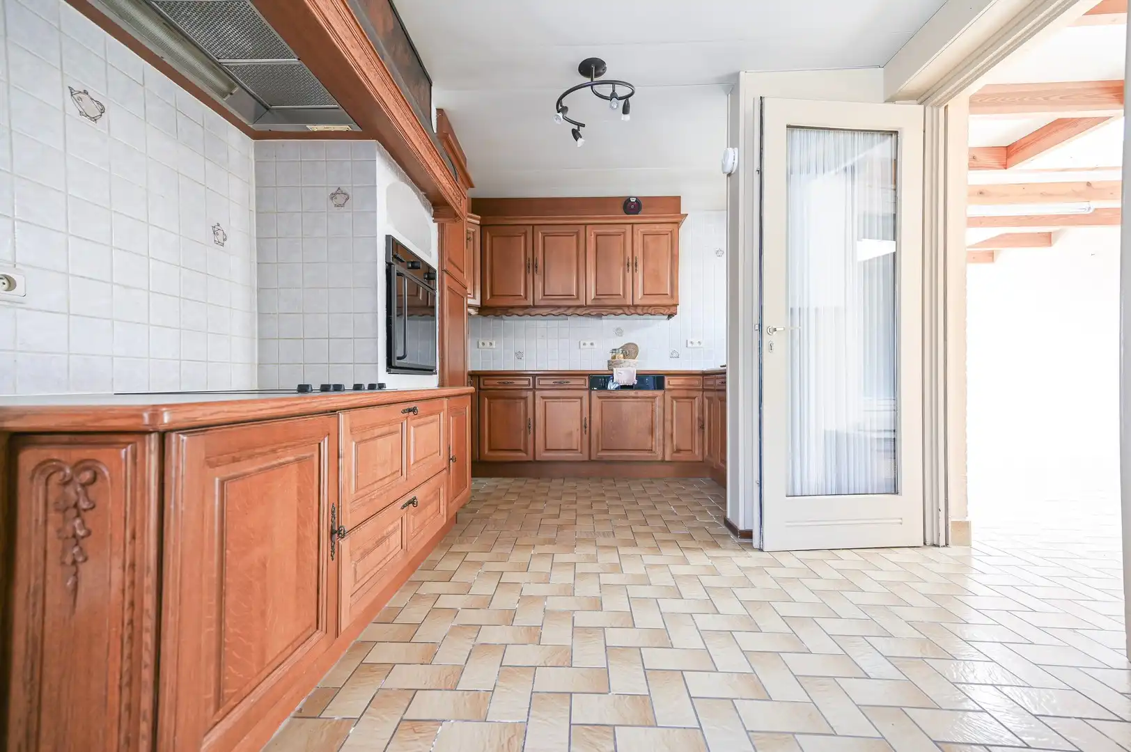 Ruime woning met 3 slaapkamers, vernieuwd dak en vergund schoonheidssalon. foto 9