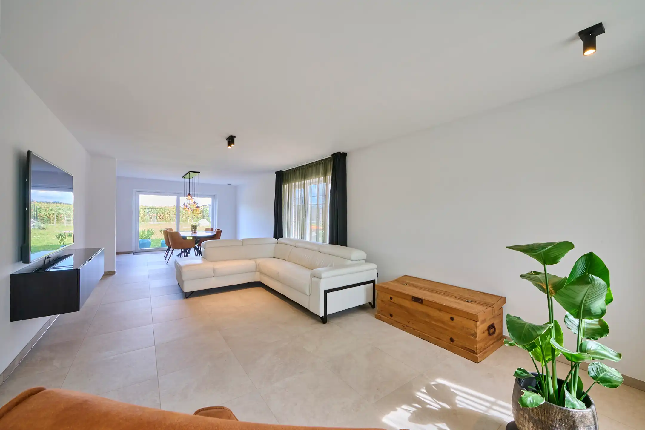 Ruime instapklare gezinswoning met zicht op achterliggend groen.&nbsp; foto 3