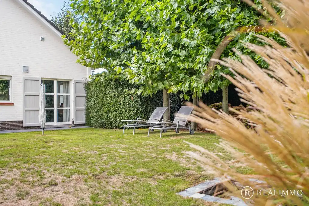 Ruime alleenstaande woning met prachtige tuin in Kooigem foto 18
