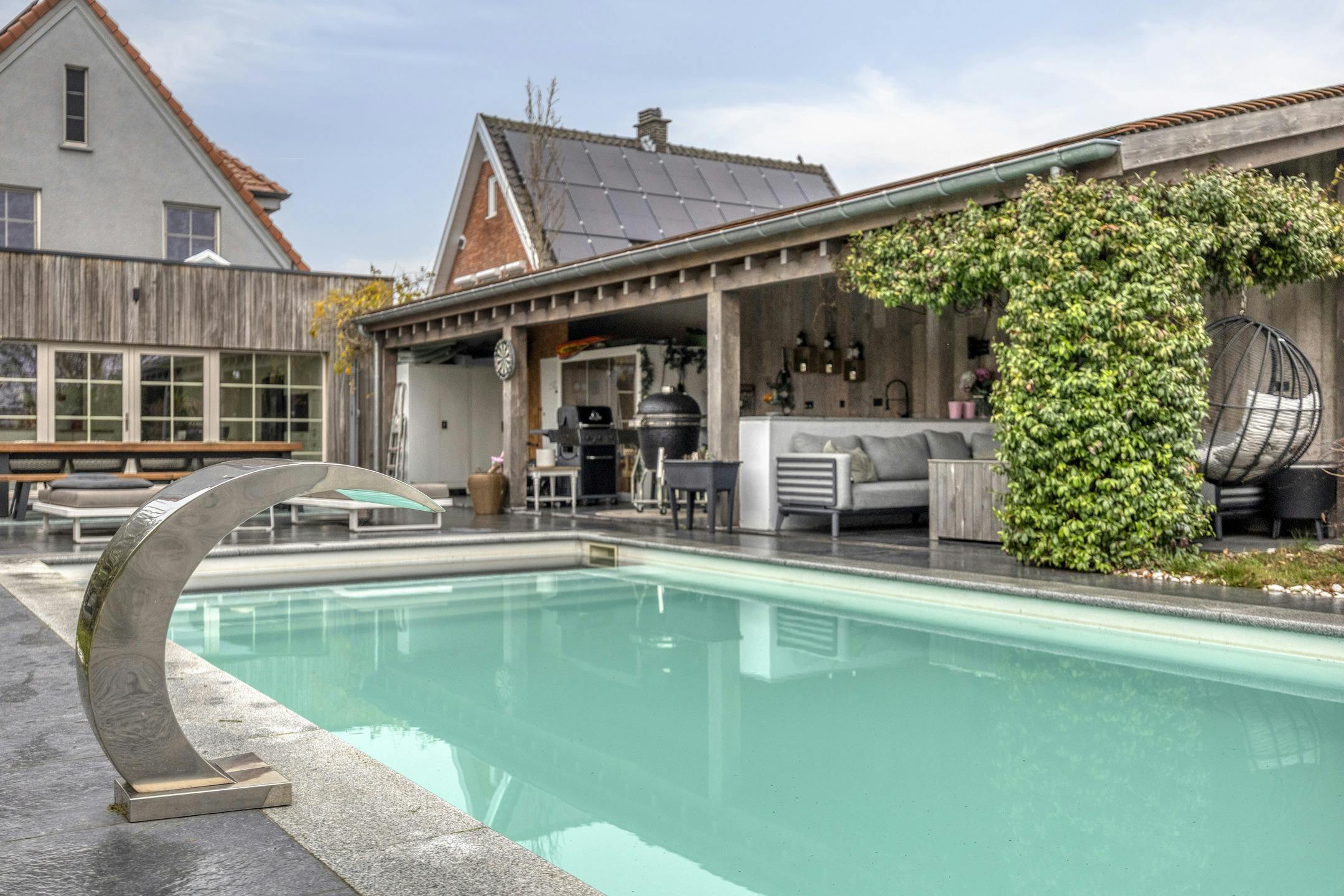 Gerenoveerd vrijstaand huis met zwembad, poolhouse en tuin foto 4