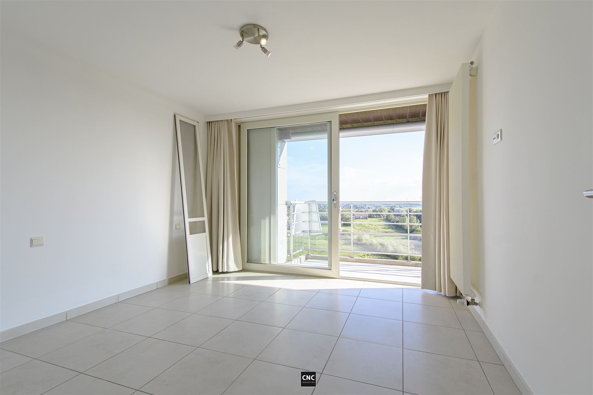 Prachtig appartement met zicht op zee, gelegen in het bruisende Heist-aan-Zee. Met een bewoonbare oppervlakte van 117m² biedt dit modern ingerichte appartement een perfecte combinatie van comfort en stijl. foto 4