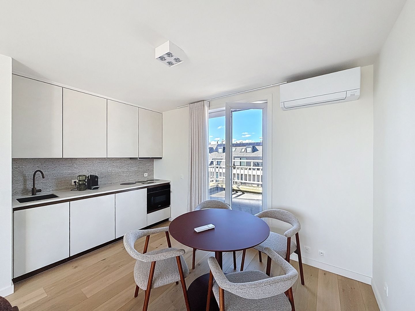 Stijlvol gerenoveerd penthouse met prachtig zicht over het hinterland foto 5