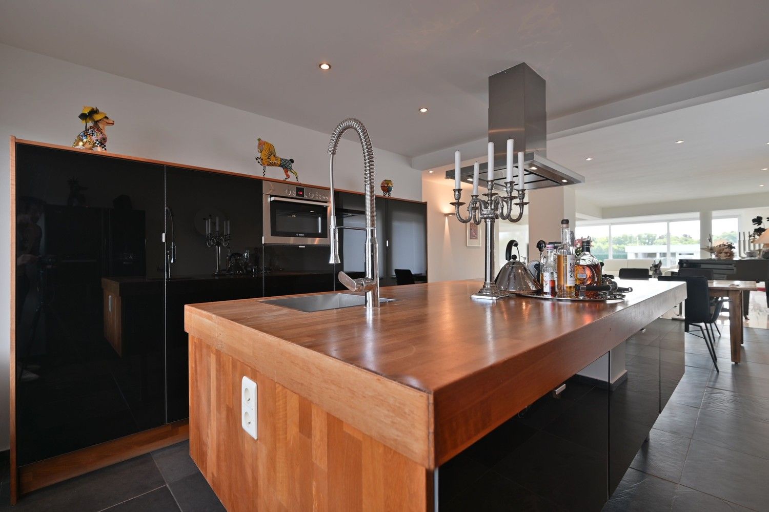 Ruime woning met zwembad en royaal poolhouse, op rustige locatie in Rekem, direct grenzend aan velden foto 21