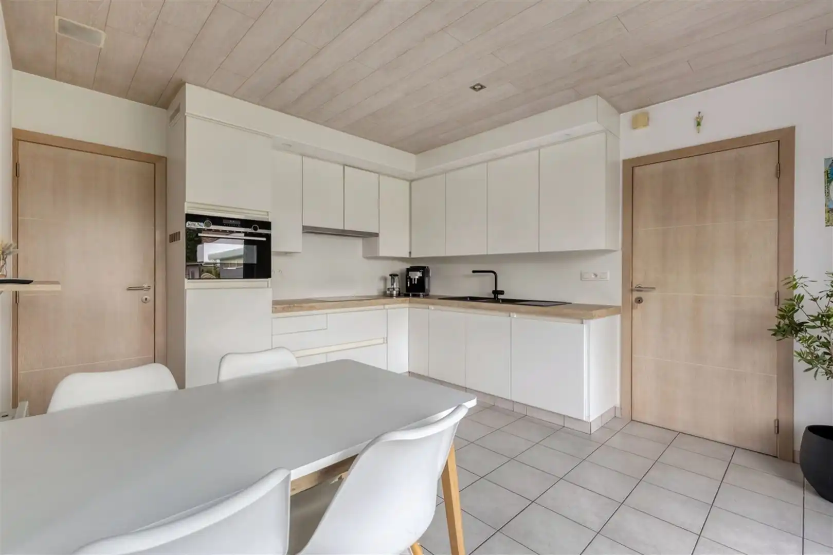 Verzorgde woning met 3 slpk en garage foto 12