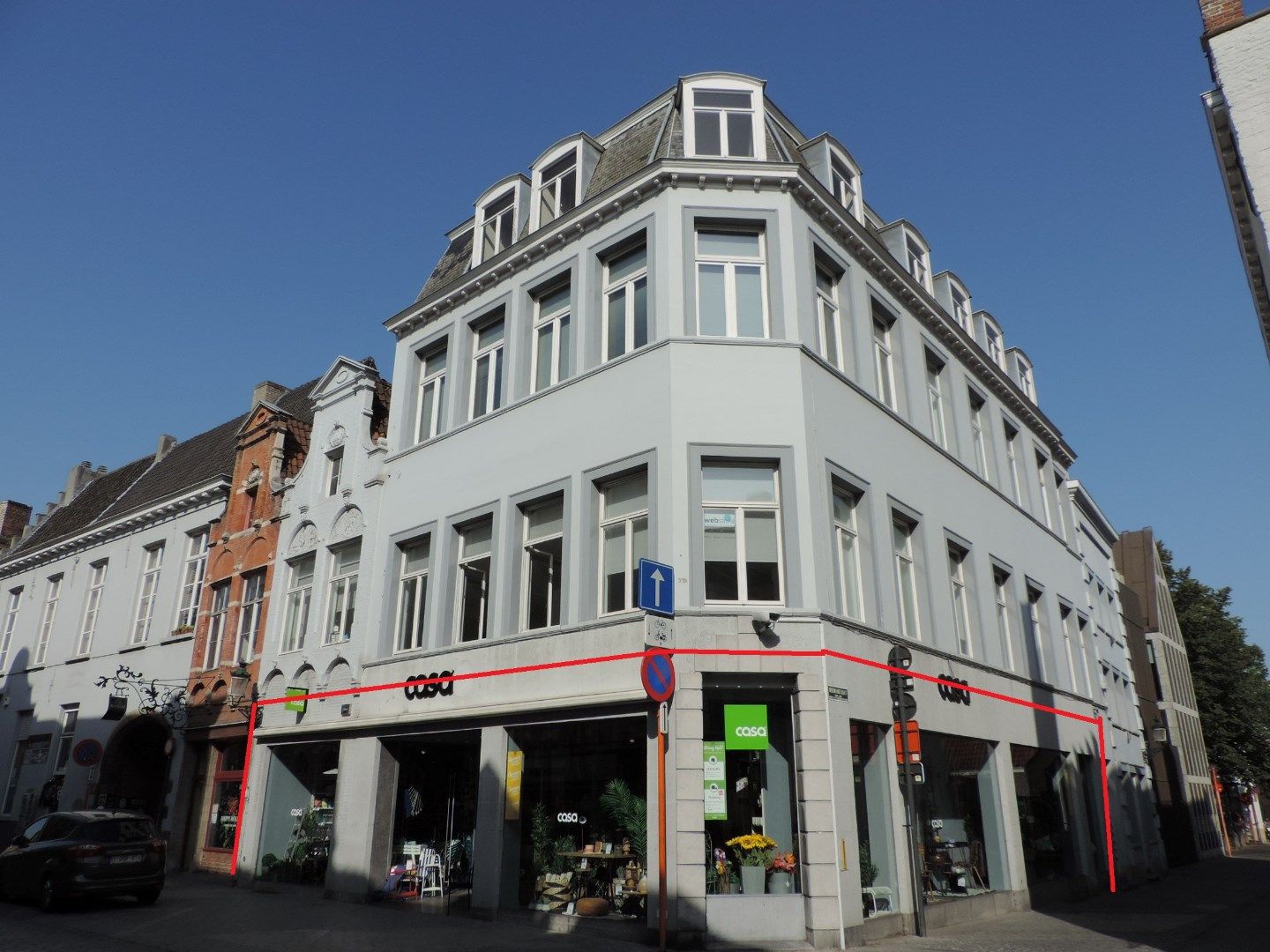 Commercieel gelegen winkelruimte in hartje Brugge foto {{pictureIndex}}