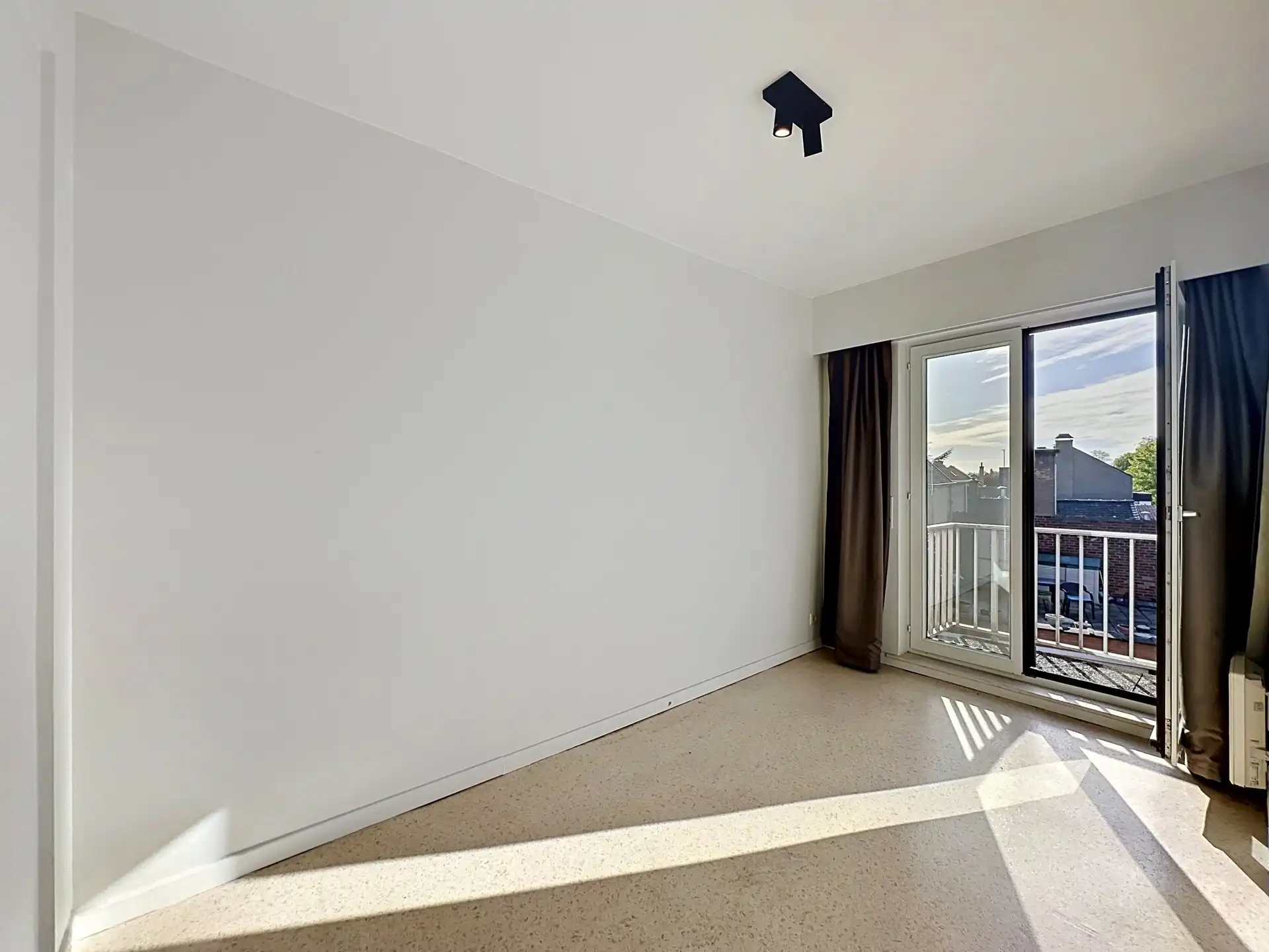 Instapklaar appartement met 2 slaapkamers en terras foto 3